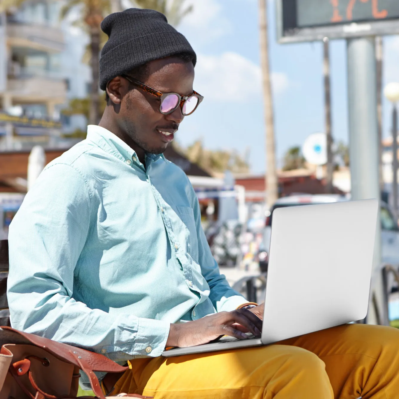 Young man trading DERIV MT5 app on a laptop