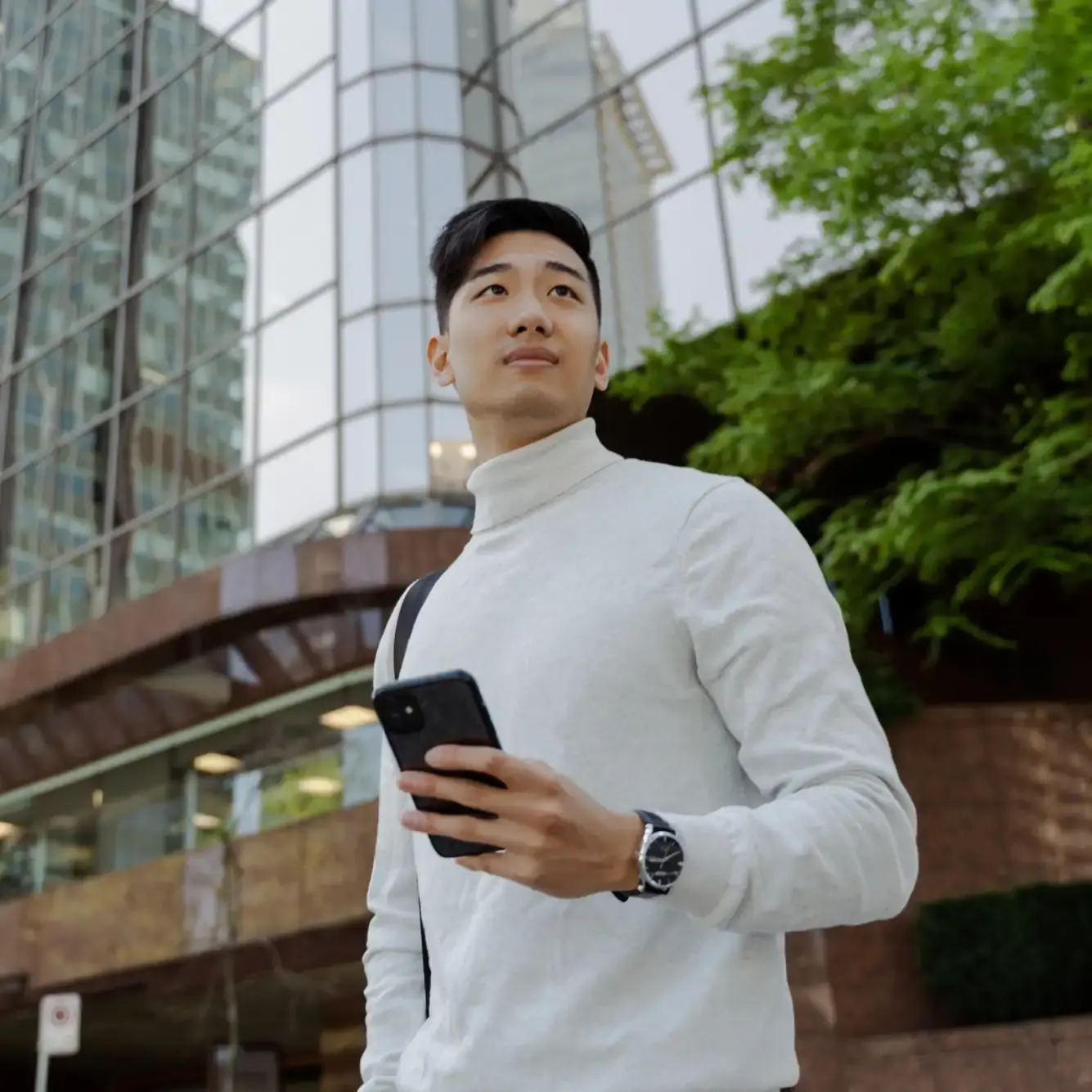 Trader a verificar os preços do mercado de gás natural na plataforma de negociação Deriv